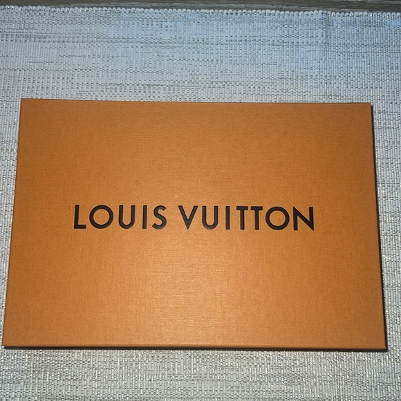 Authentic Louis Vuitton 3 piece set: gift box, ribbon Tissue Paper + Bag - Picture 2 of 7